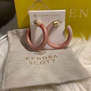 KENDRA SCOTT NEW PINK HOOPS WITH GOLD ACCENTS